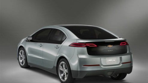 General Motors presenteert het productiemodel van de Chevrolet Volt, waarmee ruim 60 kilometer emissievrij kan worden gereden. Het concern noemt de onthulling een nieuw tijdperk. Toch moeten we nog we