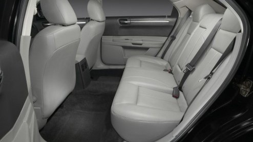 Mocht je een benauwd gevoel krijgen in de Chrysler 300C dan heeft Chrysler daar een oplossing voor. Op de autoshow van New York presenter het bedrijf namelijk een verlengde versie van zowel de 300C se