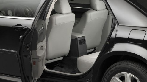 Mocht je een benauwd gevoel krijgen in de Chrysler 300C dan heeft Chrysler daar een oplossing voor. Op de autoshow van New York presenter het bedrijf namelijk een verlengde versie van zowel de 300C se