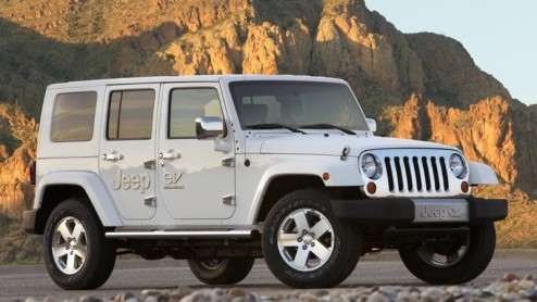 Chrysler stapt in de wereld van elektrisch aangedreven autos. Het concern presenteert een Dodge, Jeep en een Chrysler EV, die geheel of gedeeltelijk op elektriciteit kunnen rijden. Deze stap is geen