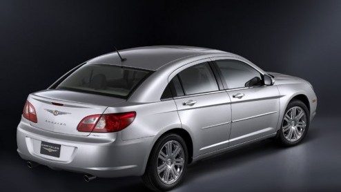 Het Amerikaanse merk Chrysler heeft de smaak goed te pakken. De 300C blijkt een succes te zijn in zowel Europa als op de thuismarkt en daar moet een vervolg aan gegeven worden. Zie hier, de Sebring.