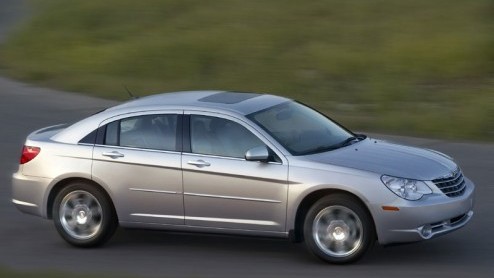 Het Amerikaanse merk Chrysler heeft de smaak goed te pakken. De 300C blijkt een succes te zijn in zowel Europa als op de thuismarkt en daar moet een vervolg aan gegeven worden. Zie hier, de Sebring.
