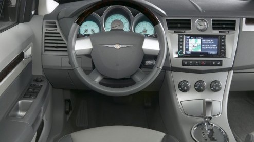 Het Amerikaanse merk Chrysler heeft de smaak goed te pakken. De 300C blijkt een succes te zijn in zowel Europa als op de thuismarkt en daar moet een vervolg aan gegeven worden. Zie hier, de Sebring.
