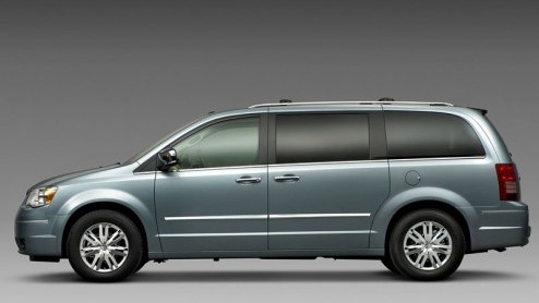 Er zijn weer fotos uitgelekt en natuurlijk is het niet de bedoeling dat deze geplaatst worden. Hier is de nieuwe MPV van Chrysler, de Voyager.