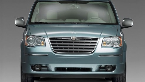 Er zijn weer fotos uitgelekt en natuurlijk is het niet de bedoeling dat deze geplaatst worden. Hier is de nieuwe MPV van Chrysler, de Voyager.