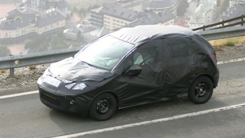 Nu de nieuwe Citroen C3 Picasso al uit de doeken is, schiet het voor de good-old C3 hatchback ook op. Zijn opvolger staat al te trappelen halverwege 2009, getuige deze beelden.
