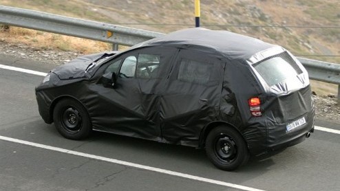 Nu de nieuwe Citroen C3 Picasso al uit de doeken is, schiet het voor de good-old C3 hatchback ook op. Zijn opvolger staat al te trappelen halverwege 2009, getuige deze beelden.