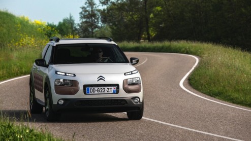 Rijtest Citron C4 Cactus 1.2 PureTech 110 en e-HDi 90. De nieuwe crossover van Citron laat zien hoe vernieuwing leidt tot een eigenzinnige details, een lager gewicht en een gunstige prijs.