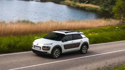 Rijtest Citron C4 Cactus 1.2 PureTech 110 en e-HDi 90. De nieuwe crossover van Citron laat zien hoe vernieuwing leidt tot een eigenzinnige details, een lager gewicht en een gunstige prijs.