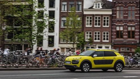 Rijtest Citron C4 Cactus 1.2 PureTech 110 en e-HDi 90. De nieuwe crossover van Citron laat zien hoe vernieuwing leidt tot een eigenzinnige details, een lager gewicht en een gunstige prijs.