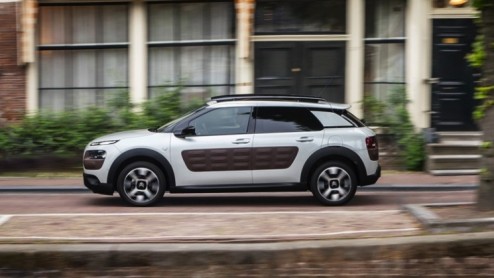 Rijtest Citron C4 Cactus 1.2 PureTech 110 en e-HDi 90. De nieuwe crossover van Citron laat zien hoe vernieuwing leidt tot een eigenzinnige details, een lager gewicht en een gunstige prijs.