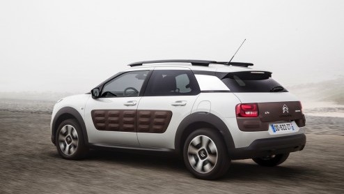 Rijtest Citron C4 Cactus 1.2 PureTech 110 en e-HDi 90. De nieuwe crossover van Citron laat zien hoe vernieuwing leidt tot een eigenzinnige details, een lager gewicht en een gunstige prijs.