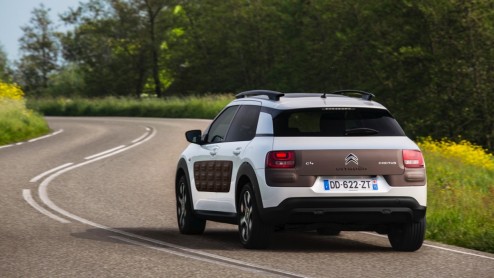 Rijtest Citron C4 Cactus 1.2 PureTech 110 en e-HDi 90. De nieuwe crossover van Citron laat zien hoe vernieuwing leidt tot een eigenzinnige details, een lager gewicht en een gunstige prijs.