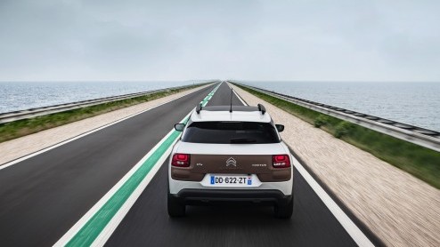 Rijtest Citron C4 Cactus 1.2 PureTech 110 en e-HDi 90. De nieuwe crossover van Citron laat zien hoe vernieuwing leidt tot een eigenzinnige details, een lager gewicht en een gunstige prijs.