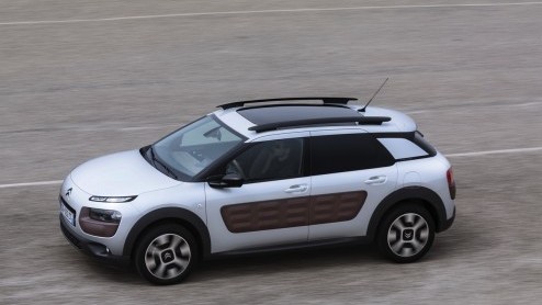 Rijtest Citron C4 Cactus 1.2 PureTech 110 en e-HDi 90. De nieuwe crossover van Citron laat zien hoe vernieuwing leidt tot een eigenzinnige details, een lager gewicht en een gunstige prijs.