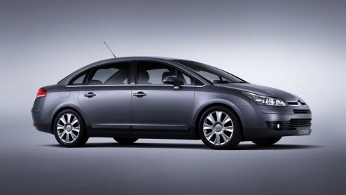 In Nederland zijn we al een hele tijd uitgekeken op de wat kleinere sedan. Wij hebben liever een hatchback voor de deur staan. In andere landen, met name in Oost- en Zuid-Europa is dat juist weer heel