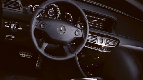Nieuws rond het vlaggenschip van Mercedes-Benz, de CL-klasse. Deze stijlvolle limo-coup is als CL 500 nu leverbaar met 4Matic vierwielaandrijving, waardoor de 388 pks permanent verdeeld worden over