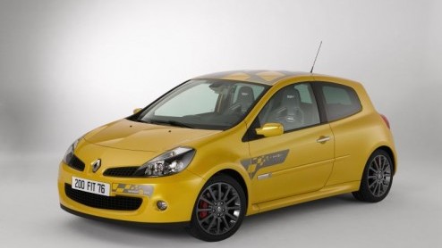 Gisteren is de Formule 1 bolide van Renault in ons eigen Amsterdam gepresenteerd. Tegelijkertijd heeft Renault een actie model van de Clio gelanceerd die op het Formule 1 team gebaseerd is.