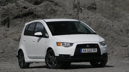 Er werd nogal geheimzinnig over gedaan, maar daar is hij dan; de vernieuwde Colt. Niet te missen is zijn nieuwe familiegezicht, gebaseerd op de Lancer. De diesels zegt het merk vaarwel, wel komen er e