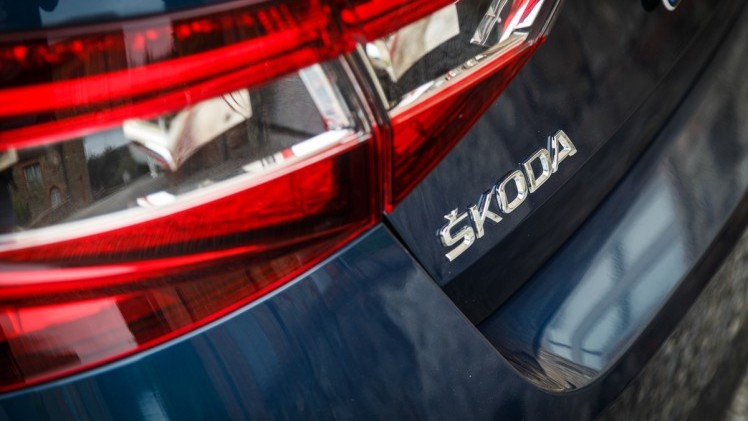 Autotest nieuwe Skoda Superb. In deze rijtest voelen we de nieuwe Skoda Superb aan de tand die in mei 2015 op de markt komt en later als Combi in Nederland verschijnt.