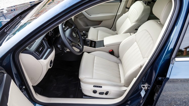 Autotest nieuwe Skoda Superb. In deze rijtest voelen we de nieuwe Skoda Superb aan de tand die in mei 2015 op de markt komt en later als Combi in Nederland verschijnt.