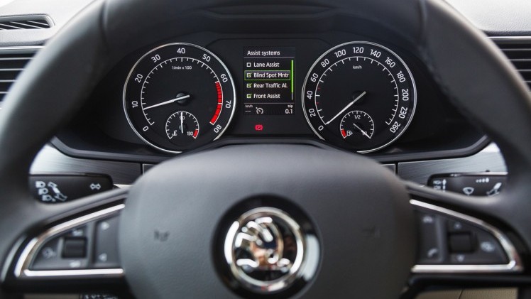 Autotest nieuwe Skoda Superb. In deze rijtest voelen we de nieuwe Skoda Superb aan de tand die in mei 2015 op de markt komt en later als Combi in Nederland verschijnt.