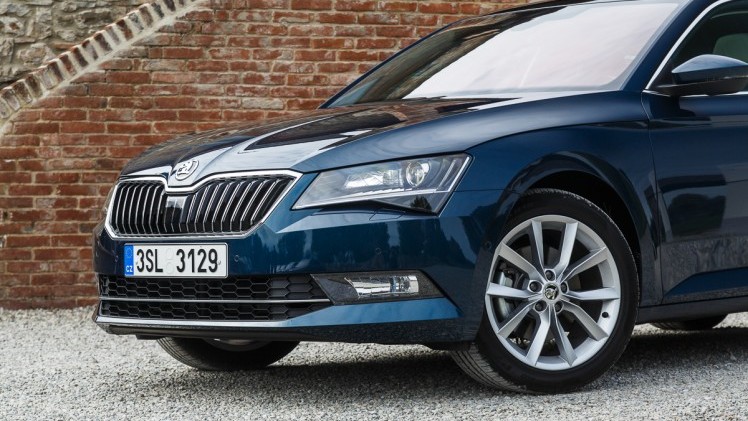Autotest nieuwe Skoda Superb. In deze rijtest voelen we de nieuwe Skoda Superb aan de tand die in mei 2015 op de markt komt en later als Combi in Nederland verschijnt.