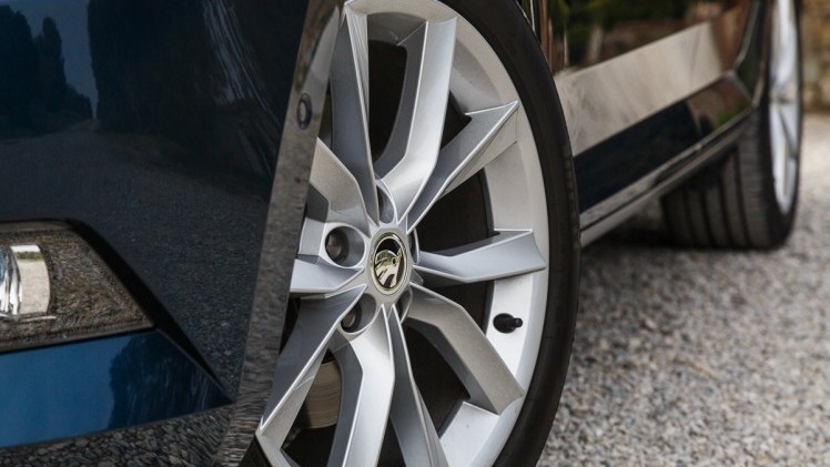 Autotest nieuwe Skoda Superb. In deze rijtest voelen we de nieuwe Skoda Superb aan de tand die in mei 2015 op de markt komt en later als Combi in Nederland verschijnt.
