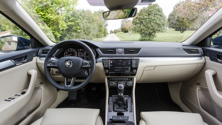 Autotest nieuwe Skoda Superb. In deze rijtest voelen we de nieuwe Skoda Superb aan de tand die in mei 2015 op de markt komt en later als Combi in Nederland verschijnt.