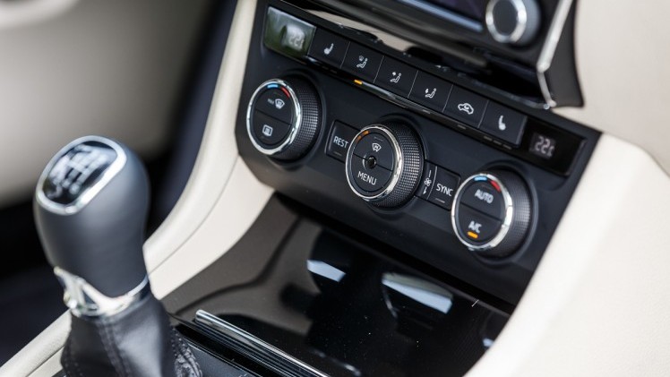 Autotest nieuwe Skoda Superb. In deze rijtest voelen we de nieuwe Skoda Superb aan de tand die in mei 2015 op de markt komt en later als Combi in Nederland verschijnt.