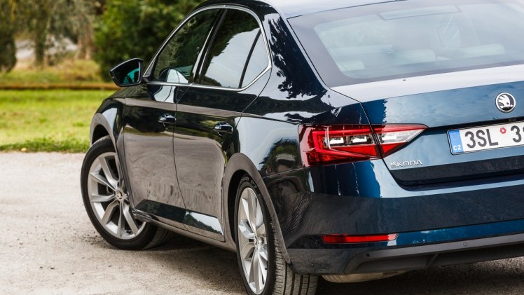 Autotest nieuwe Skoda Superb. In deze rijtest voelen we de nieuwe Skoda Superb aan de tand die in mei 2015 op de markt komt en later als Combi in Nederland verschijnt.