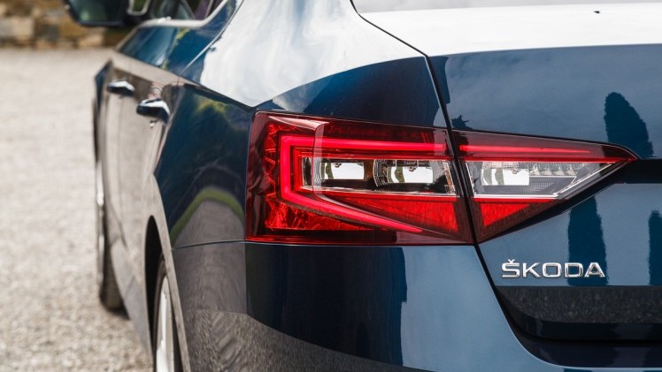 Autotest nieuwe Skoda Superb. In deze rijtest voelen we de nieuwe Skoda Superb aan de tand die in mei 2015 op de markt komt en later als Combi in Nederland verschijnt.