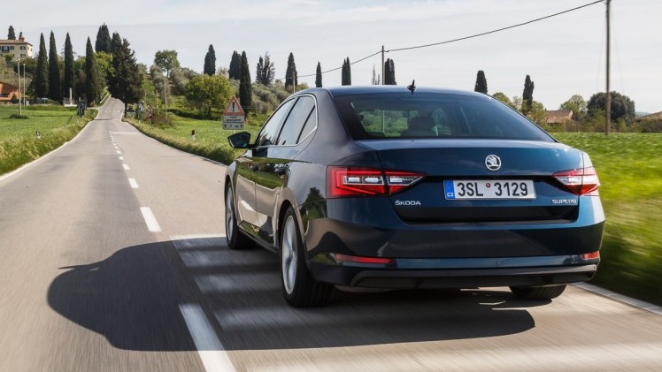 Autotest nieuwe Skoda Superb. In deze rijtest voelen we de nieuwe Skoda Superb aan de tand die in mei 2015 op de markt komt en later als Combi in Nederland verschijnt.