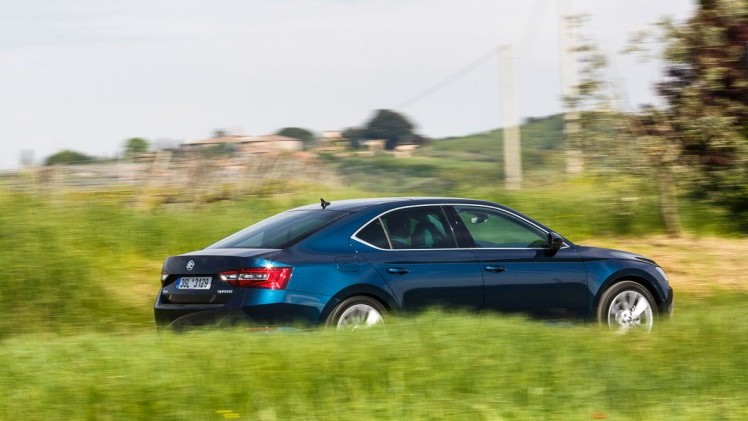 Autotest nieuwe Skoda Superb. In deze rijtest voelen we de nieuwe Skoda Superb aan de tand die in mei 2015 op de markt komt en later als Combi in Nederland verschijnt.