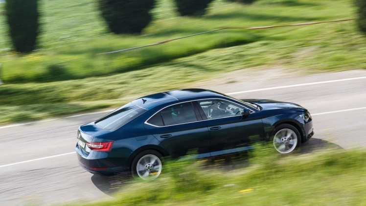 Autotest nieuwe Skoda Superb. In deze rijtest voelen we de nieuwe Skoda Superb aan de tand die in mei 2015 op de markt komt en later als Combi in Nederland verschijnt.