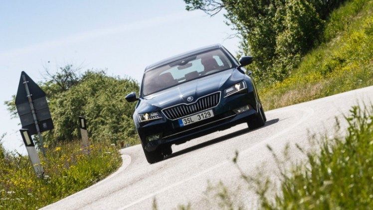 Autotest nieuwe Skoda Superb. In deze rijtest voelen we de nieuwe Skoda Superb aan de tand die in mei 2015 op de markt komt en later als Combi in Nederland verschijnt.
