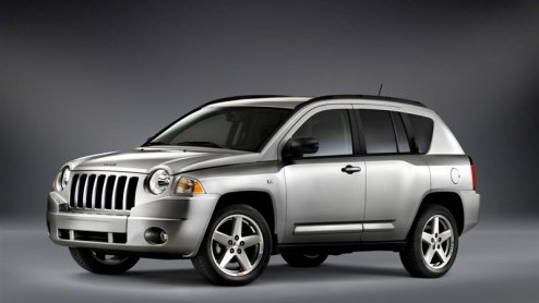 Om ons Europeanen het nog meer naar de zin te maken in een Amerikaan als de Jeep Compass en Patriot, zijn beide broers voorzien van een luxueuzer interieur en blijven rijgeluiden nu beter buiten de de
