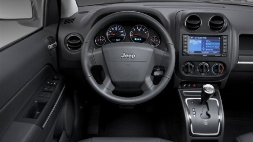 Om ons Europeanen het nog meer naar de zin te maken in een Amerikaan als de Jeep Compass en Patriot, zijn beide broers voorzien van een luxueuzer interieur en blijven rijgeluiden nu beter buiten de de