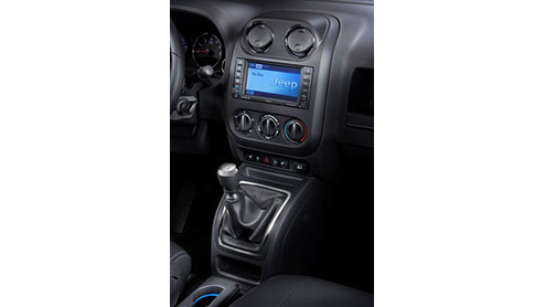Om ons Europeanen het nog meer naar de zin te maken in een Amerikaan als de Jeep Compass en Patriot, zijn beide broers voorzien van een luxueuzer interieur en blijven rijgeluiden nu beter buiten de de