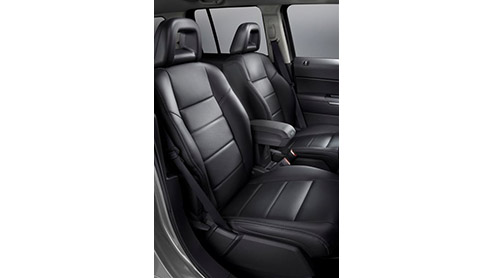 Om ons Europeanen het nog meer naar de zin te maken in een Amerikaan als de Jeep Compass en Patriot, zijn beide broers voorzien van een luxueuzer interieur en blijven rijgeluiden nu beter buiten de de