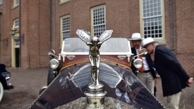 De fraaiste klassiekers uit Nederland en de ons omringende landen kwamen op 1 en 2 juli in de tuin van Paleis het Loo bijeen voor het concours d'lgance.