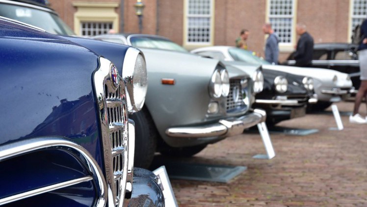 De fraaiste klassiekers uit Nederland en de ons omringende landen kwamen op 1 en 2 juli in de tuin van Paleis het Loo bijeen voor het concours d'lgance.