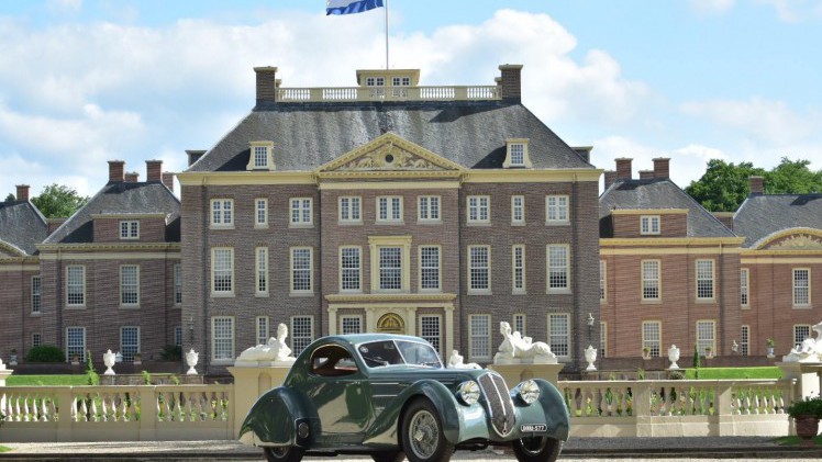 De fraaiste klassiekers uit Nederland en de ons omringende landen kwamen op 1 en 2 juli in de tuin van Paleis het Loo bijeen voor het concours d'lgance.
