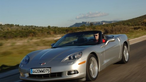 Chevrolet is uit de naam verdwenen, maar de Corvette is nog net zo stoer als vanouds. Vooral in de open versie is het een zeer opvallende verschijning, die veel reacties uitlokt. Maar het is ook een e