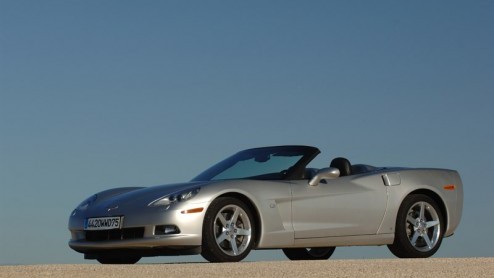 Chevrolet is uit de naam verdwenen, maar de Corvette is nog net zo stoer als vanouds. Vooral in de open versie is het een zeer opvallende verschijning, die veel reacties uitlokt. Maar het is ook een e