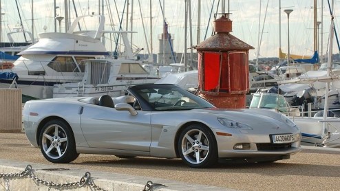 Chevrolet is uit de naam verdwenen, maar de Corvette is nog net zo stoer als vanouds. Vooral in de open versie is het een zeer opvallende verschijning, die veel reacties uitlokt. Maar het is ook een e