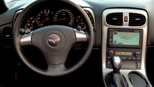 Chevrolet is uit de naam verdwenen, maar de Corvette is nog net zo stoer als vanouds. Vooral in de open versie is het een zeer opvallende verschijning, die veel reacties uitlokt. Maar het is ook een e