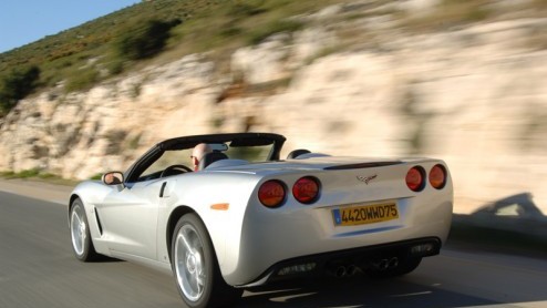 Chevrolet is uit de naam verdwenen, maar de Corvette is nog net zo stoer als vanouds. Vooral in de open versie is het een zeer opvallende verschijning, die veel reacties uitlokt. Maar het is ook een e
