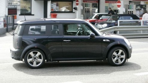 De Mini Crossover concept is de voorbode van de nieuwe Mini SUV, die in de wandelgangen nog als Crossman door het leven gaat. De ontwikkeling van deze nieuwe Brit gaat vrolijk door, getuige de nieuwe 