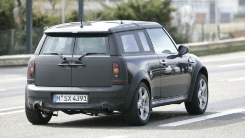 De Mini Crossover concept is de voorbode van de nieuwe Mini SUV, die in de wandelgangen nog als Crossman door het leven gaat. De ontwikkeling van deze nieuwe Brit gaat vrolijk door, getuige de nieuwe 